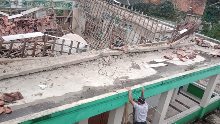 Atap masjid di Pamijahan, Kabupaten Bogor, roboh pada Jumat (30/6/2023) subuh.