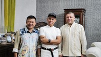 Keluarga besar mereka berkumpul di momen Idul Adha tahun ini, pakaian yang dikenakan mereka serba putih.  Foto: Instagram Atta Halilintar