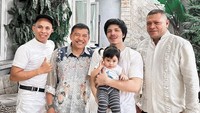 Atta juga memamerkan kebersamaan bersama ayahnya Anofial Asmid, Anang Hermansyah, Raul Lemos, serta cucu kesayangan mereka, Ameena Hanna Nur Atta.  Foto: Instagram Atta Halilintar