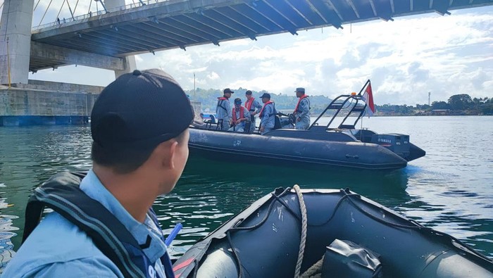 Bakamla RI menemukan jasad warga Kendari, Sulawesi Tenggara yang diduga bunuh diri melompat dari Jembatan Bahteramas.