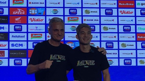 Pelatih PSS Sleman Marian Mihail dan gelandang Kim Kurniawan.