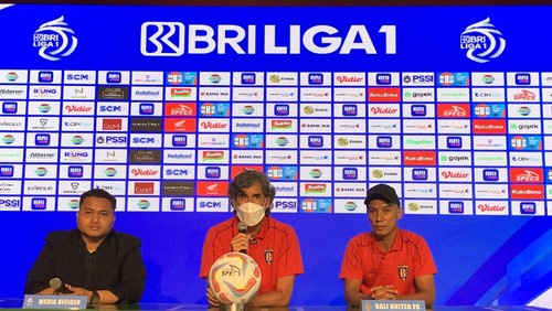 Coach Stefano Teco Cugurra dan Novri Setiawan dalam konferensi pers jelang laga di Gianyar, Jumat (30/6/2023).