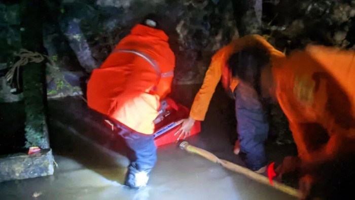 Banjir akibat drainase tertutup longsor di Bogor