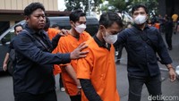 Para tersangka juga dihadirkan dalam rilis pengungkapan kasus peredaran sabu dan ekstasi.