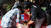 Petugas menunjukkan barang bukti yang berhasil diamankan.