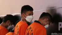 Para tersangka yang diamankan yakni S bin I (24), H bin MT (29), H (53), TS (34), YAI (33), IJ (26), UK (34), JM (58), PAS alias I (44), RLP alias O (28), IGN BTAP alias P (44), DAKM (22), dan IDGK alias O (33).