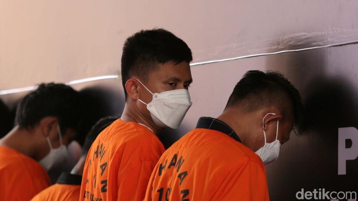 Bareskrim Amankan 428 Kg Sabu dan 162.932 Butir Ekstasi Kabareskrim Polri Komjen Pol Agus Andrianto (ketiga kanan) didampingi Dirtipidnarkoba Brigjen Pol Mukti Juharsa (ketiga kiri) beserta pejabat terkait, berbicara pada konferensi pers pengungkapan kasus peredaran narkoba di Lobby Gedung Bareskrim Polri, Jakarta, Jumat (30/6/2023). Polisi berhasil mengungkap peredaran gelap 428 kilogram shabu dan 162.932 butir ekstasi dengan menghadirkan 12 tersangka yang terdiri dari jaringan peredaran narkoba Aceh, Riau dan Bali.