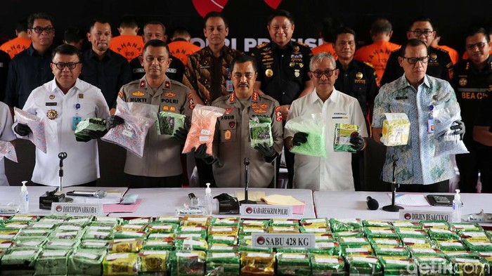 Kabareskrim Polri Komjen Pol Agus Andrianto (ketiga kanan) didampingi Dirtipidnarkoba Brigjen Pol Mukti Juharsa (ketiga kiri) beserta pejabat terkait, berbicara pada konferensi pers pengungkapan kasus peredaran narkoba di Lobby Gedung Bareskrim Polri, Jakarta, Jumat (30/6/2023). Polisi berhasil mengungkap peredaran gelap 428 kilogram shabu dan 162.932 butir ekstasi dengan menghadirkan 12 tersangka yang terdiri dari jaringan peredaran narkoba Aceh, Riau dan Bali.