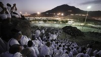 Haji 2023 adalah yang terbesar sejak otoritas Arab Saudi mencabut persyaratan jemaah perempuan harus didampingi wali laki-laki pada 2021. Adapun tahun ini Indonesia mendapat 221.000 kuota jemaah haji. Jumlah tersebut terdiri atas 203.320 kuota jemaah haji reguler dan 17.680 kuota jemaah haji khusus. AP/Amr Nabil  