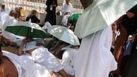 Jemaah haji menjalani rangkaian puncak ibadah haji saat suhu Arab Saudi mencapai 48 derajat Celcius. Beragam cara dan skema puncak haji pun diterapkan guna kelancaran ibadah haji. REUTERS/Mohamed Abd El Ghany  