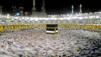 Data Pemerintah Arab Saudi pada Selasa (28/6) menunjukkan, sebagian besar jemaah berasal dari luar negeri. Arab Saudi memperkirakan, ibadah haji tahun ini akan menarik lebih dari 2,5 juta jemaah mengalahkan rekor 2019. Jumlah musim ini adalah 1.845.045 jamaah pria dan wanita. Jemaah tersebut termasuk lebih dari 184.000 dari dalam negeri, menurut Kementerian Haji dan Umrah Saudi. Saudi Press Agency/Handout/REUTERS  