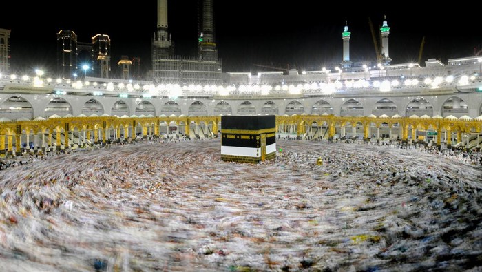 Muslim pilgrims perform Tawaf around the Kaaba during their annual haj, at the Grand Mosque in the holy city of Mecca, Saudi Arabia, June 28, 2023. Saudi Press Agency/Handout via REUTERS ATTENTION EDITORS - THIS PICTURE WAS PROVIDED BY A THIRD PARTY