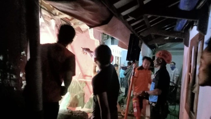 BPBD saat melakukan penanganan korban kebakaran akibat tabung gas meledak di Sukabumi