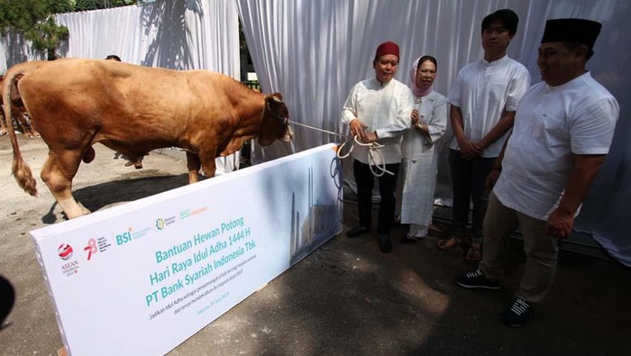 BSI Salurkan Ribuan Hewan Kurban ke Seluruh Indonesia BSI mendistribusikan 7.112 hewan kurban ke berbagai wilayah Indonesia pada Idul Adha 1444 H. Pendistribusian dilakukan secara simbolis oleh Dirut BSI Hery Gunardi.