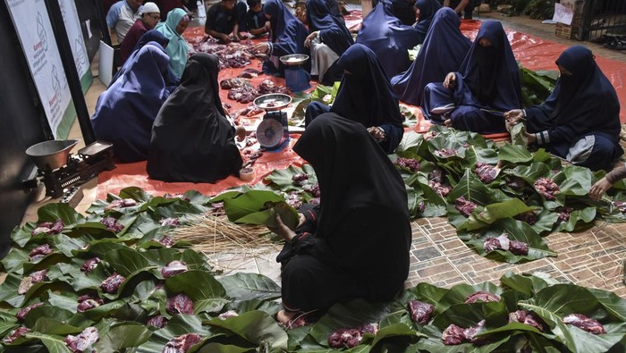 Sejumlah santri membungkus daging kurban dengan daun kayu jati di Pondok Pesantren Laskar Langit, Desa Margaluyu, Kabupaten Tasikmalaya, Jawa Barat, Jumat (30/6/2023). Ponpes tersebut sejak tahun 2013 telah membuat kebijakan mengemas daging kurban menggunakan daun jati dan tali bambu untuk mendukung program pemerintah peduli terhadap lingkungan serta menghindari penggunaan kantong plastik. ANTARA FOTO/Adeng Bustomi/nym.