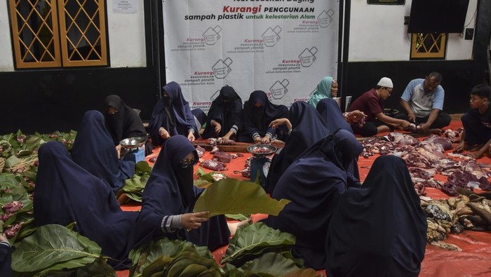 Bungkus daging kurban dengan daun jati Sejumlah santri membungkus daging kurban dengan daun kayu jati di Pondok Pesantren Laskar Langit, Desa Margaluyu, Kabupaten Tasikmalaya, Jawa Barat, Jumat (30/6/2023). Ponpes tersebut sejak tahun 2013 telah membuat kebijakan mengemas daging kurban menggunakan daun jati dan tali bambu untuk mendukung program pemerintah peduli terhadap lingkungan serta menghindari penggunaan kantong plastik. ANTARA FOTO/Adeng Bustomi/nym.