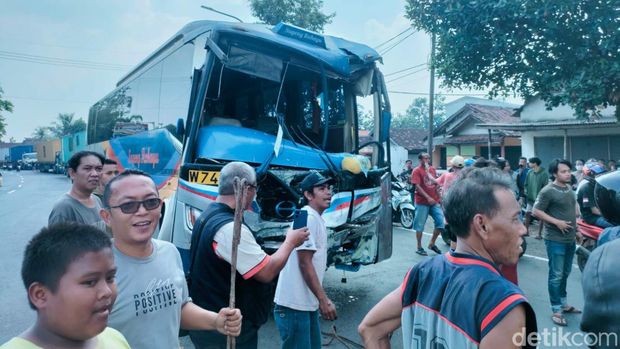 Bus Sugeng Rahayu adu banteng dengan truk boks es krim di Balongbendo Sidoarjo.