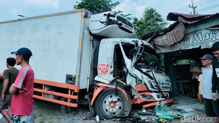 Bus Sugeng Rahayu adu banteng dengan truk boks es krim di Balongbendo Sidoarjo.