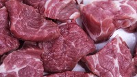 Kembalikan jika kamu mendapatkan daging yang kondisinya sudah lembek. Apalagi jika daging tersebut sudah mengeluarkan lendir, artinya sudah membusuk. Foto: Getty Images/iStockphoto/Difydave