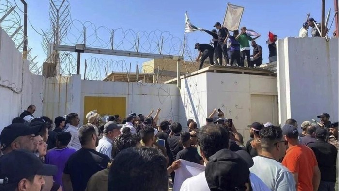 Demonstran Irak menyerbu Kedubes Swedia di Baghdad (Iraqi News Agency via AP)