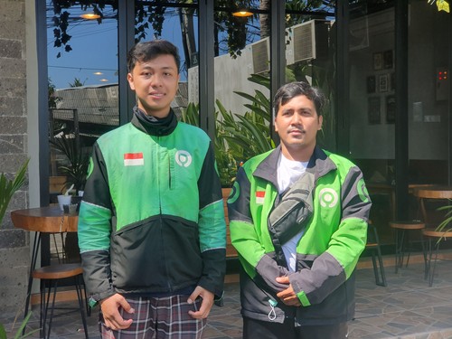 Driver ojol, Moh Ari Anggri Saputra (kiri) dan Kholilulloh (kanan) saat ditemui detikBali di salah satu cafe di Denpasar, Sabtu (24/6/2023). (Ronatal Siahaan)