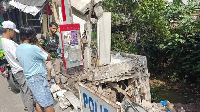Dua ruko di Jalan Raya Cilebut, Sukaraja, Kabupaten Bogor, Jawa Barat, hanyut terbawa longsor (dok. Istimewa)