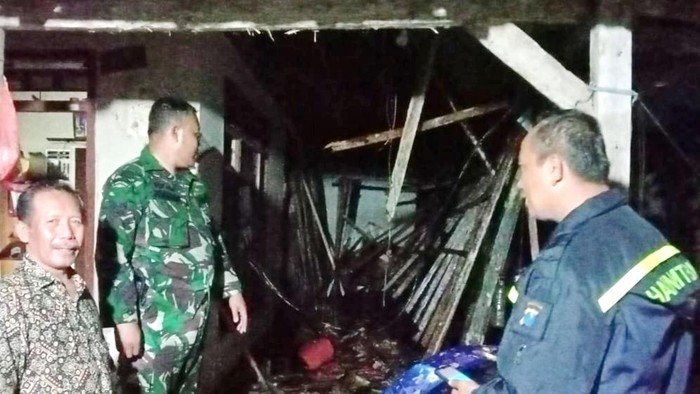 Dua rumah di Tulungagung ambruk terdampak gempa Bantul