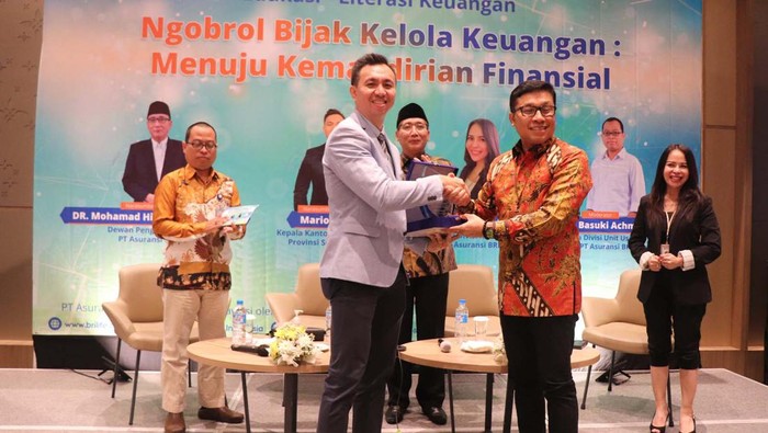 Edukasi & Literasi Keuangan BRI Life PT Asuransi BRI Life gelar edukasi dan literasi keuangan di Madano. Kegiatan ini berhasil meningkatkan pemahaman peserta seputar keuangan syariah, asuransi dan investasi.