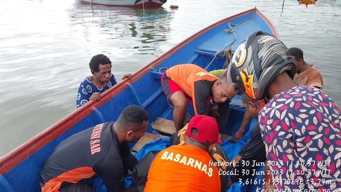 Evakuasi korban tenggelamnya long boat di antara perairan Pulau Mandais dengan Muara Burowai, Kaimana Papua Barat.