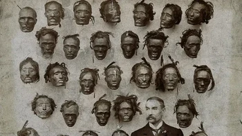 Mayor Jenderal Horatio Gordon Robley dengan koleksinya Mokomokai, kepala orang mati yang diawetkan oleh suku Maori Selandia Baru yang mereka tukarkan dengan senjata api dengan para pelaut Eropa. Foto: Ranker