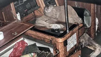 Tubuh Manfred Fritz Bajorat yang mengalami mumifikasi ditemukan di kapal pesiarnya, yang hampir tenggelam oleh 2 nelayan. Sebelumnya, dia 20 tahun menjelajah dunia. Para dokter percaya bahwa dia meninggal karena sebab alami. Dia ditemukan di dekat radio seolah mencoba menghubungi daratan atau kapal lain. Tubuhnya mengalami mumifikasi diduga karena angin laut yang kering, suhu yang panas, dan udara yang asin. Foto: Ranker