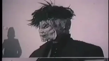 Edward John Louis Paisnel dan topeng seramnya yang berjuluk The Beast of Jersey. Dia pelaku kekerasan seksual yang meneror Pulau Jersey di Kepulauan Channel, Inggris selama sebelas tahun dari tahun 1960 hingga 1971. Dia memasuki rumah pada malam hari dengan mengenakan topeng karet dan bertabur paku gelang dan menyerang anak-anak. Foto: Ranker