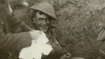 Foto seorang prajurit yang shock di parit dan mengalami kegilaan setelah melihat kematian dan kehancuran selama Perang Dunia I pada tahun 1916. Foto: Ranker