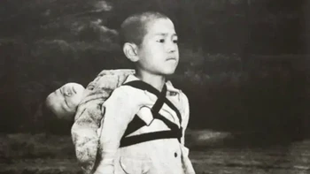 Seorang anak laki-laki Jepang yang tegar menggendong adiknya, menunggu giliran untuk dikremasi pada bulan September 1945, setelah berakhirnya Perang Dunia II. Foto ini menjadi ilham untuk film animasi Jepang terkenal Grave of The Fireflies dari Studio Ghibli tahun 1988. Sudah nonton filmnya, belum? Foto: Ranker