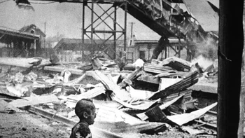 Bayi yang terbakar dan terluka menangis di antara puing-puing Stasiun Kereta Shanghai Selatan setelah serangan udara Jepang pada tahun 1937 saat Perang Dunia II. Foto: Ranker