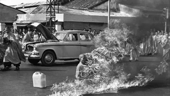 Potret bersejarah yang mengguncang dunia. Seorang biksu Budha bernama Thích Quang Duc membakar dirinya sampai mati di tengah jalan Kota Ho Chi Minh (dulu Saigon) untuk memprotes Perdana Menteri Vietnam, Ngo Dinh Diem yang diskriminatif terhadap umat Buddha dan pro-Katolik, pada tahun 1963. Foto: Ranker