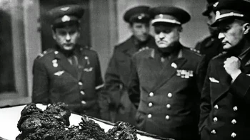 Foto sisa jenazah kosmonot Soviet Vladimir Komarov setelah parasut kapsul ruang angkasa Soyuz 1 gagal mengembang dan menyebabkan dia jatuh ke tanah. Satu-satunya hal yang dapat diidentifikasi adalah tulang tumitnya. Foto: Ranker