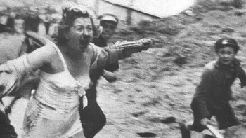 Seorang wanita dikejar oleh pria dan anak laki-laki dengan pentungan kayu selama pogrom Lviv, pembantaian orang Yahudi tahun 1941 oleh orang Ukraina. Foto: Ranker