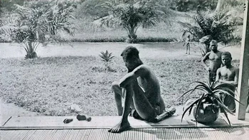 Seorang pria Kongo menatap tangan dan kaki anak perempuannya yang berusia lima tahun yang terputus karena dia tidak memenuhi kuota karet hariannya. Dia dan ibunya dibunuh dan kemudian dikanibal. Foto: Ranker