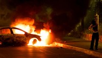 Pada Selasa malam, pengunjuk rasa di Nanterre menyalakan api, membakar mobil, dan menghancurkan halte bus saat ketegangan meningkat antara polisi dan penduduk setempat. Sembilan orang ditangkap dalam konfrontasi tersebut.