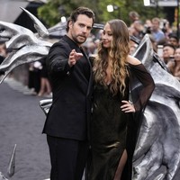 Senada dengan Henry, wanita asal New Mexico, AS, itu mengandalkan gaun hitam yang hadir dengan belahan tinggi pada bagian rok. Saat berpose di hadapan fotografer, sejoli ini pun tak ragu untuk memamerkan kemesraan. (Foto: Scott Garfitt/Invision/AP)