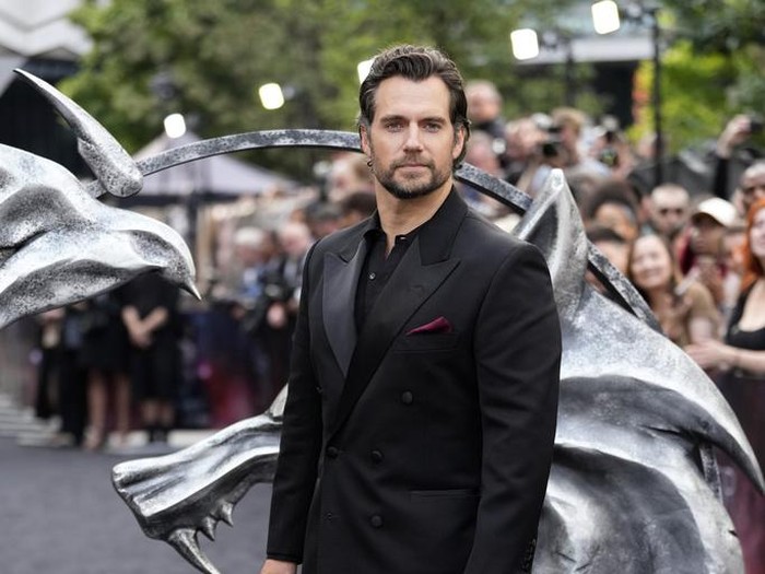 Gaya Henry Cavill di Premier The Witcher Season 3 Anya Chalotra, from left, Henry Cavill, Freya Allan and Joey Batey pose for photographers upon arrival at the World premiere for the third season of The Witcher on Wednesday, June 28, 2023, in London. (Scott Garfitt/Invision/AP)