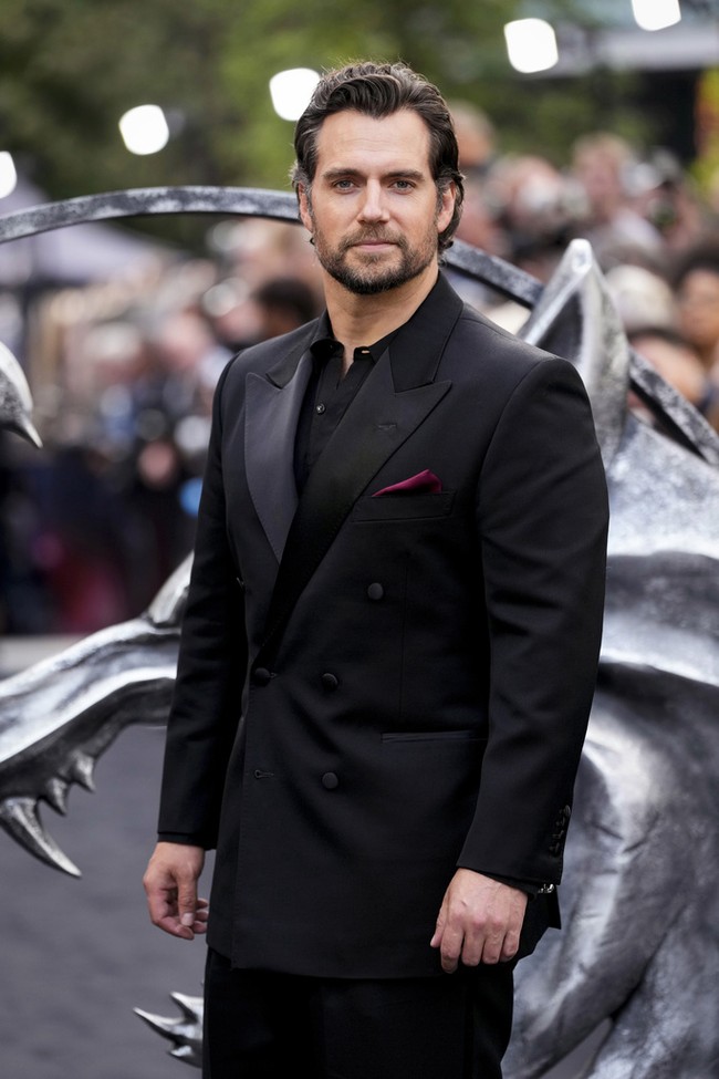 Aktor Henry Cavill menghadiri acara pemutaran perdana serial The Witcher musim ketiga di London, Inggris, pada Rabu (28/6/2023). Daily Mail mengabarkan, penampilan tersebut menjadi yang perdana bagi Henry setelah pemeran baru Superman diumumkan untuk menggantikannya. (Foto: Scott Garfitt/Invision/AP)
