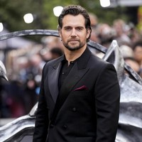 Aktor Henry Cavill menghadiri acara pemutaran perdana serial The Witcher musim ketiga di London, Inggris, pada Rabu (28/6/2023). Daily Mail mengabarkan, penampilan tersebut menjadi yang perdana bagi Henry setelah pemeran baru Superman diumumkan untuk menggantikannya. (Foto: Scott Garfitt/Invision/AP)