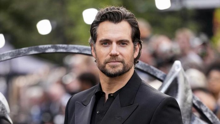 Gaya Henry Cavill di Premier The Witcher Season 3 Anya Chalotra, from left, Henry Cavill, Freya Allan and Joey Batey pose for photographers upon arrival at the World premiere for the third season of The Witcher on Wednesday, June 28, 2023, in London. (Scott Garfitt/Invision/AP)
