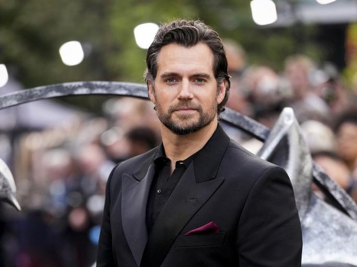 Gaya Henry Cavill di Premier The Witcher Season 3 Anya Chalotra, from left, Henry Cavill, Freya Allan and Joey Batey pose for photographers upon arrival at the World premiere for the third season of The Witcher on Wednesday, June 28, 2023, in London. (Scott Garfitt/Invision/AP)