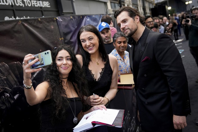 Dalam kesempatan tersebut, Henry juga menyempatkan berfoto dengan fans. (Foto: Scott Garfitt/Invision/AP)