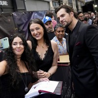 Dalam kesempatan tersebut, Henry juga menyempatkan berfoto dengan fans. (Foto: Scott Garfitt/Invision/AP)