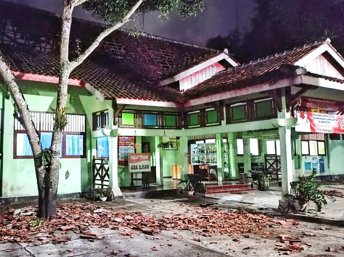 Genting rontok di SMPN 1 Paranggupito, Wonogiri, Jawa Tengah, usai gempa yang berpusat di perairan barat daya Bantul, Jumat (30/6/2023) malam.