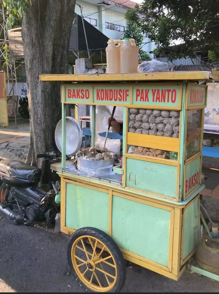 Gerobak kocak pedagang makanan 10 Promosi Kocak yang Dilakukan Pedagang Makanan Keliling